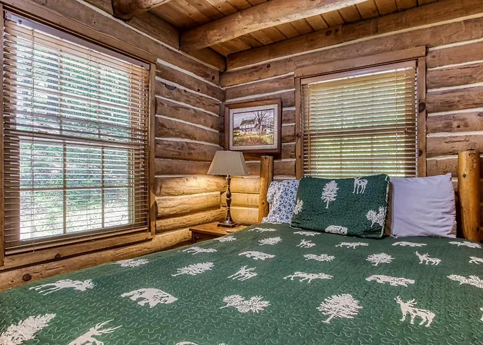 Very Private, Real Log Cabin With Hot Tub!