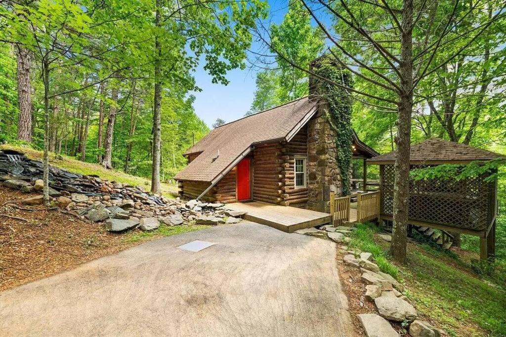 Very Private, Real Log With Hot Tub! Sevierville