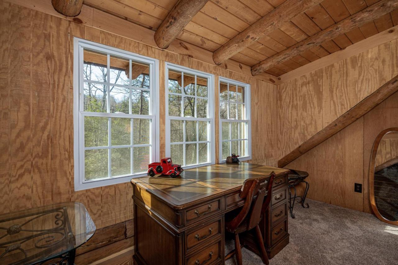 Very Private, Real Log With Hot Tub!