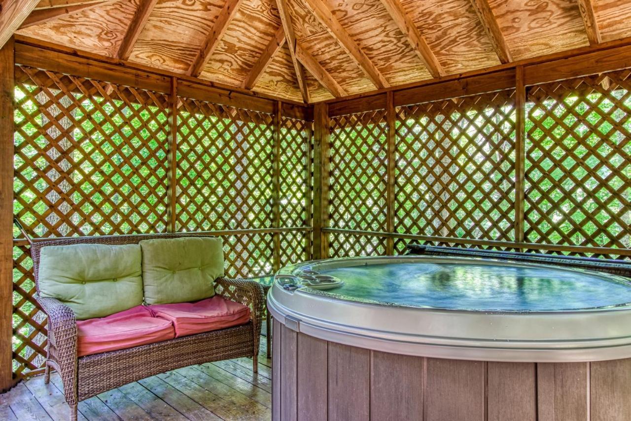 Very Private, Real Log With Hot Tub! Holiday home *