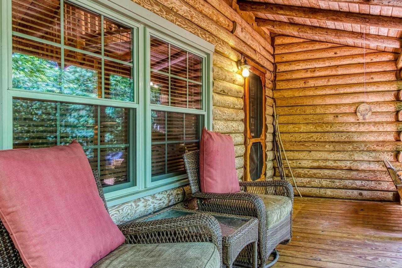 Very Private, Real Log With Hot Tub! Sevierville