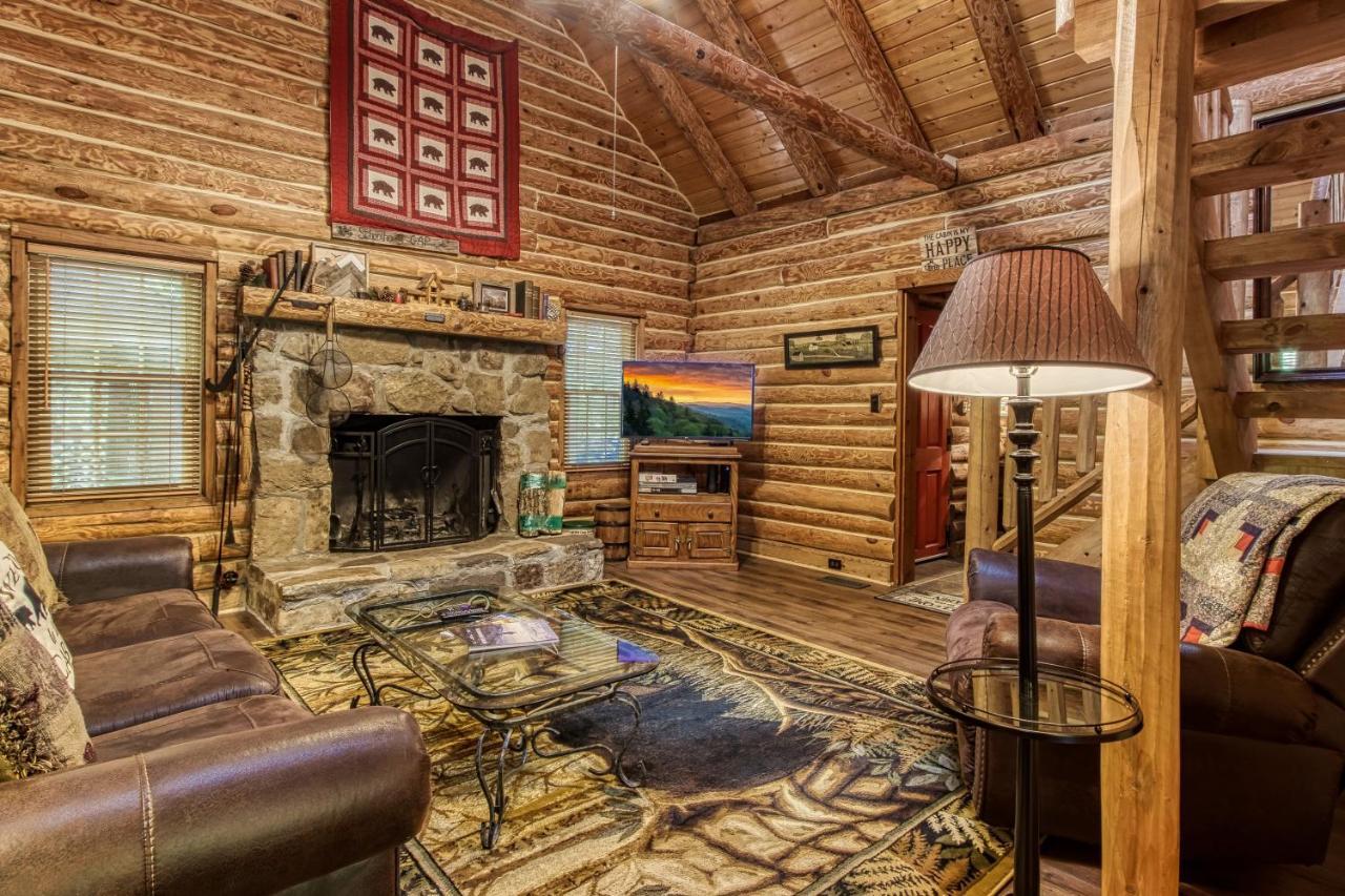 Very Private, Real Log With Hot Tub! Holiday home *