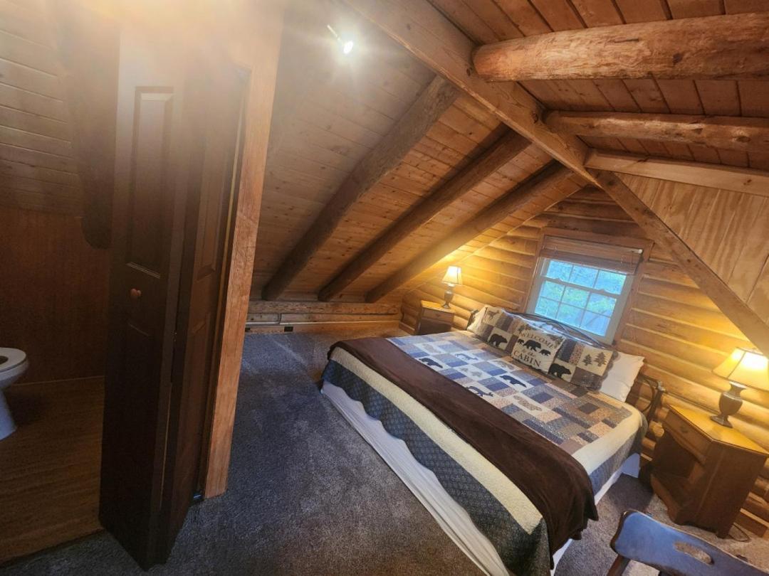 Holiday home Very Private, Real Log With Hot Tub! *