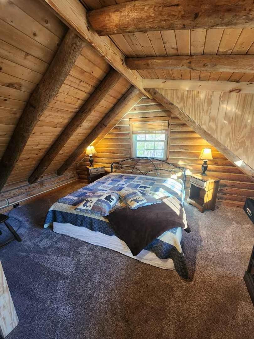 Very Private, Real Log With Hot Tub! * Sevierville