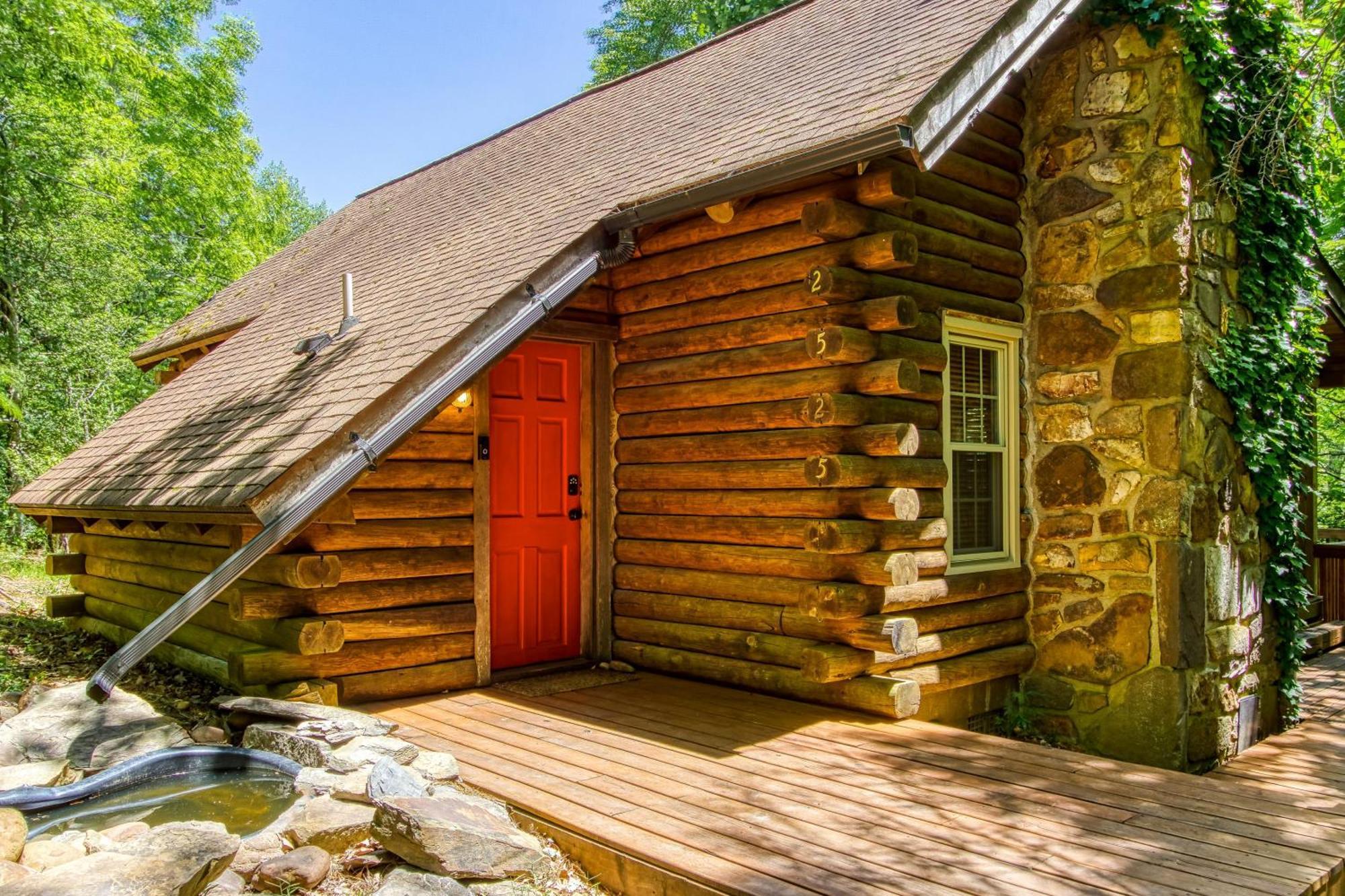 Very Private, Real Log With Hot Tub! Sevierville