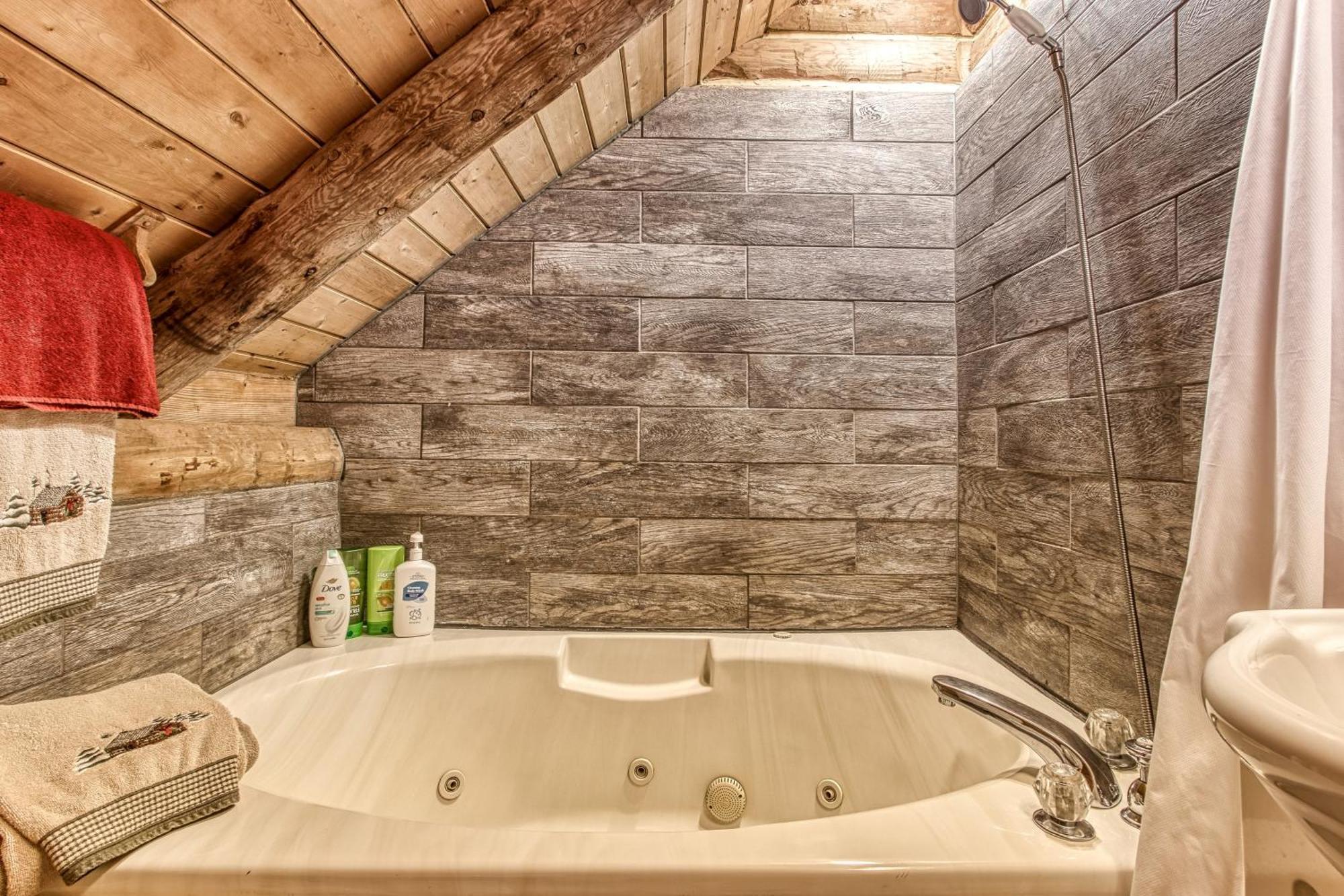 Very Private, Real Log With Hot Tub! *