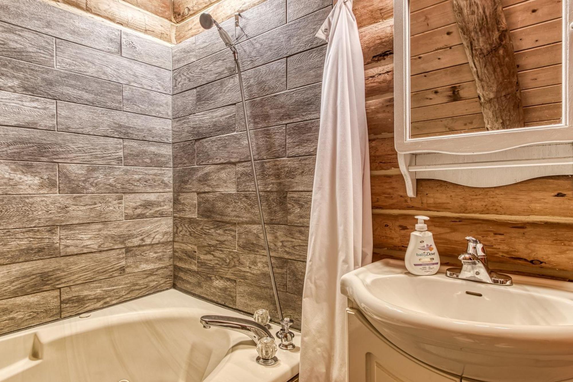 Holiday home Very Private, Real Log With Hot Tub! *