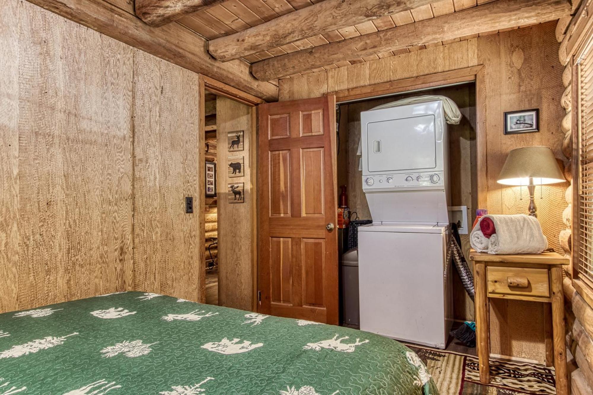 Very Private, Real Log With Hot Tub! *