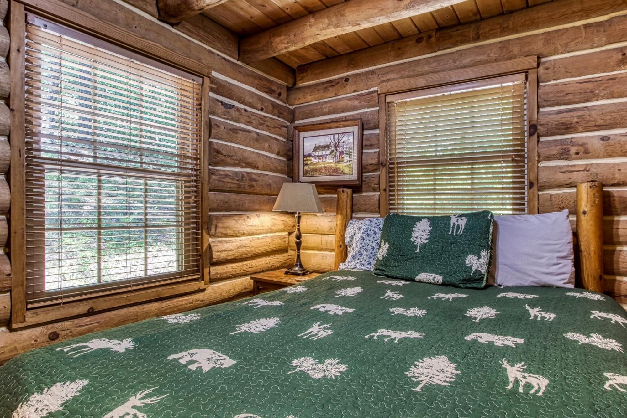 Very Private, Real Log With Hot Tub! * Sevierville