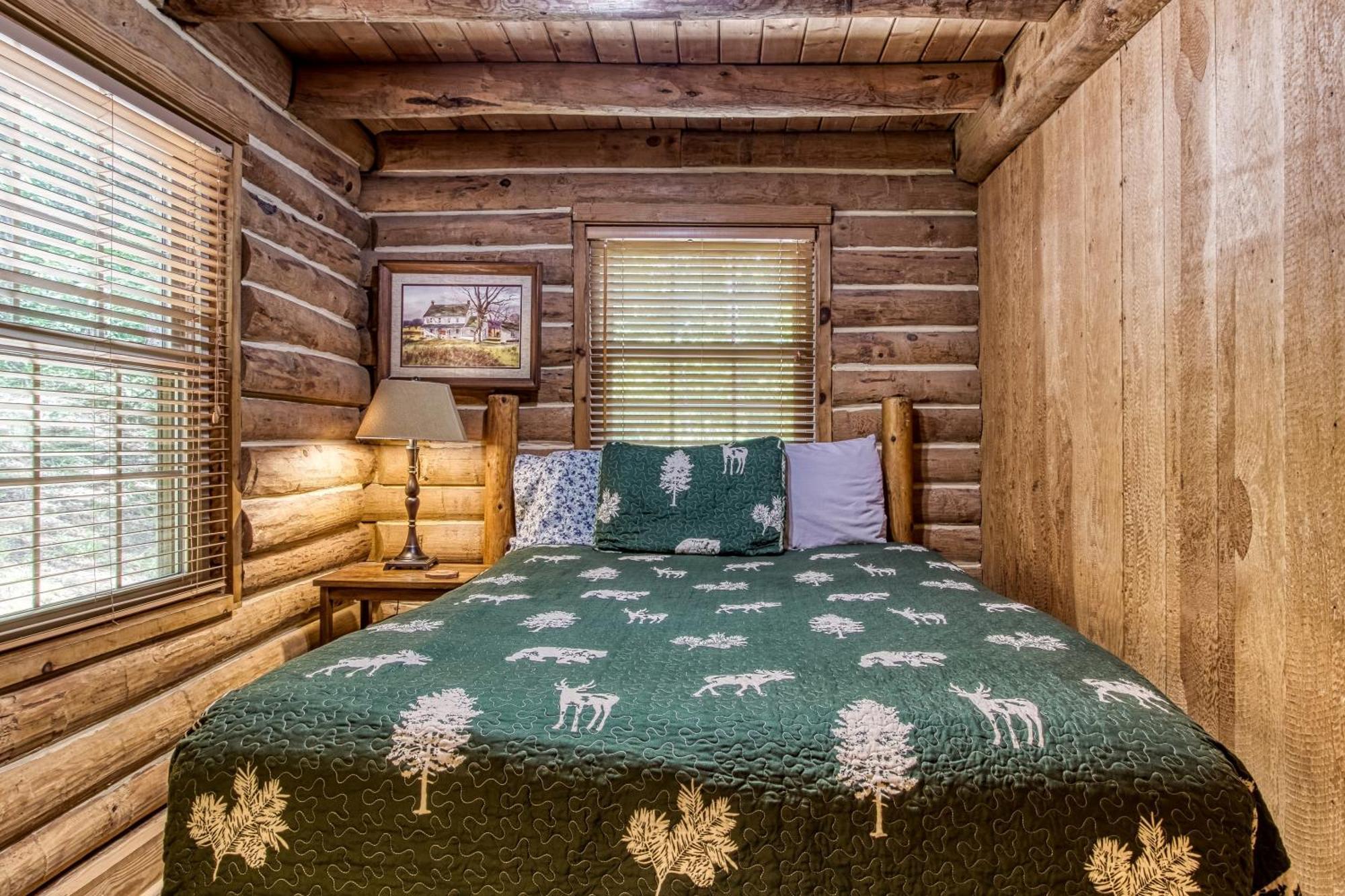 Very Private, Real Log With Hot Tub!