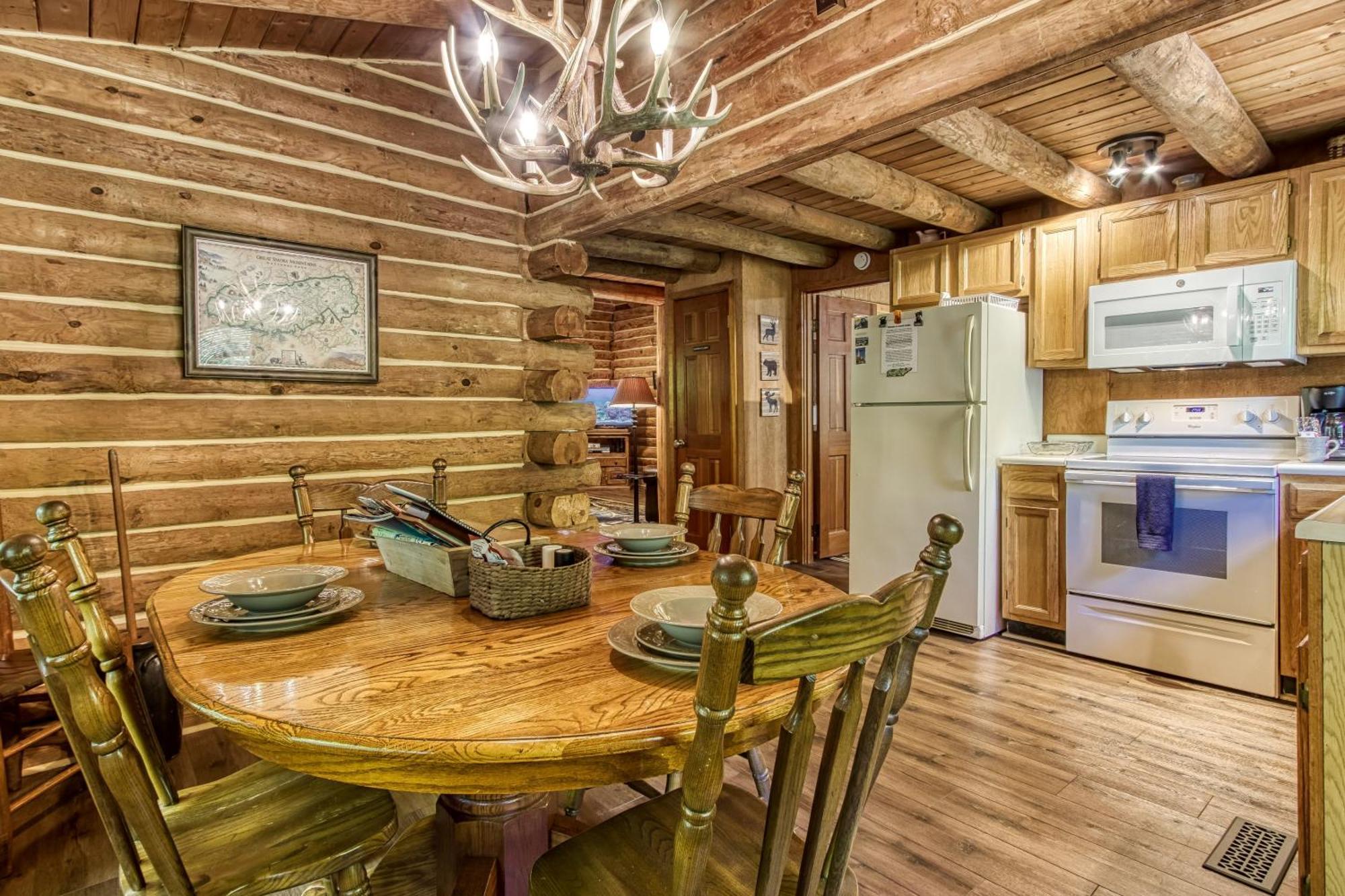 Holiday home Very Private, Real Log With Hot Tub! Sevierville
