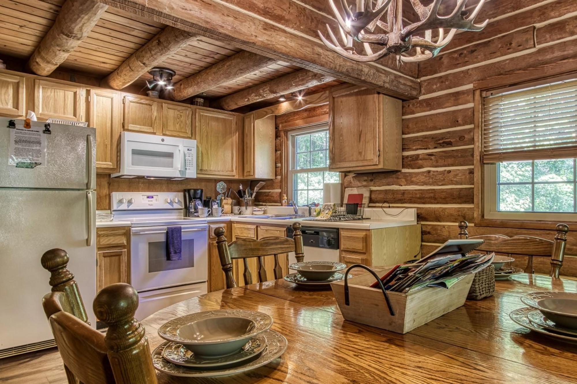 Very Private, Real Log With Hot Tub! Holiday home