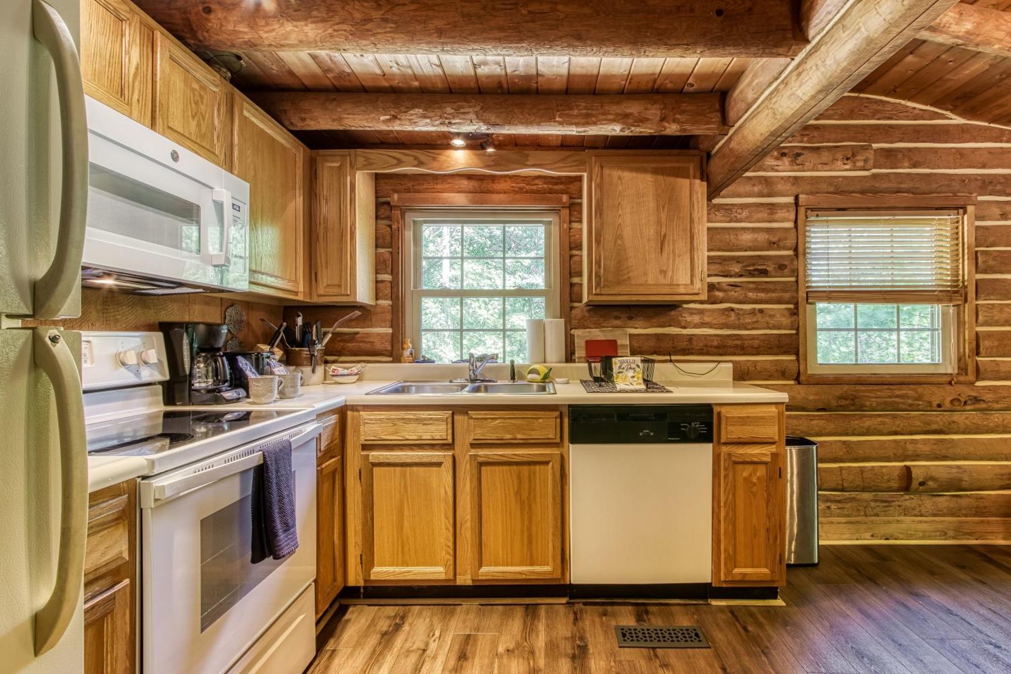 Holiday home Very Private, Real Log With Hot Tub! *