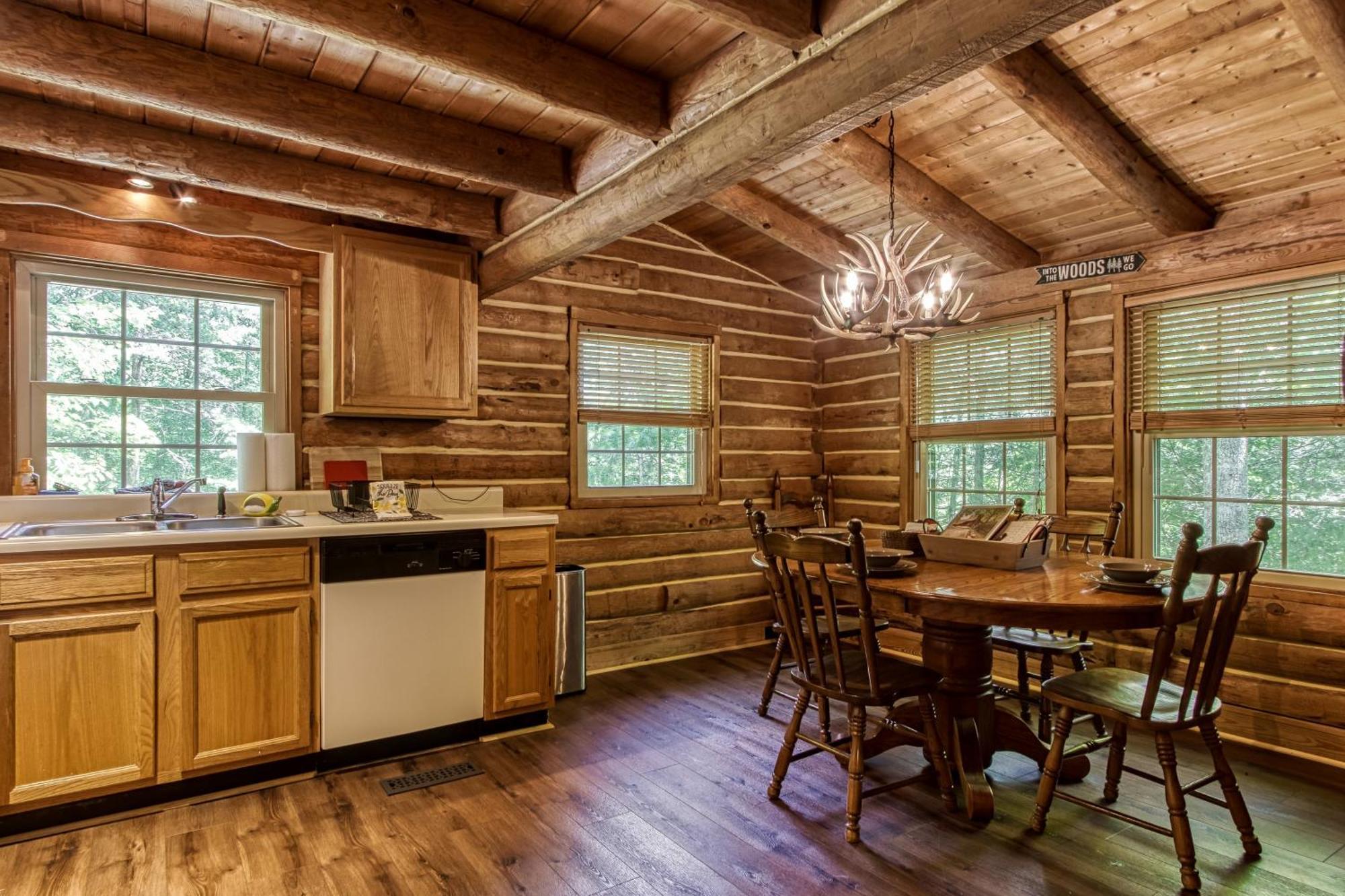 Holiday home Very Private, Real Log With Hot Tub! Sevierville