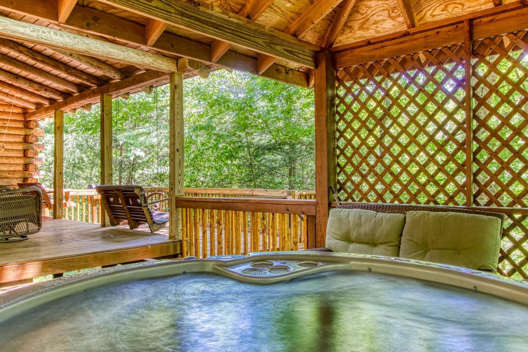 Very Private, Real Log With Hot Tub!