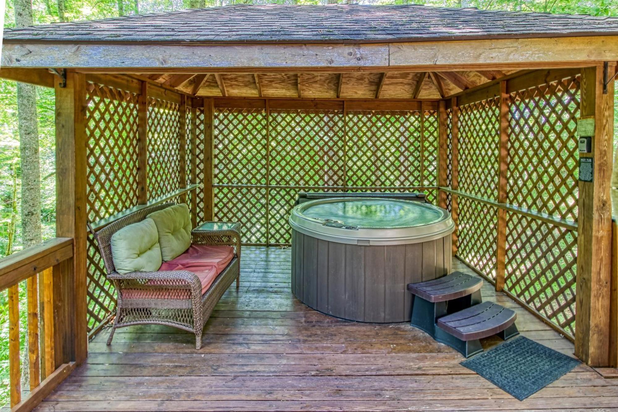 Holiday home Very Private, Real Log With Hot Tub! *