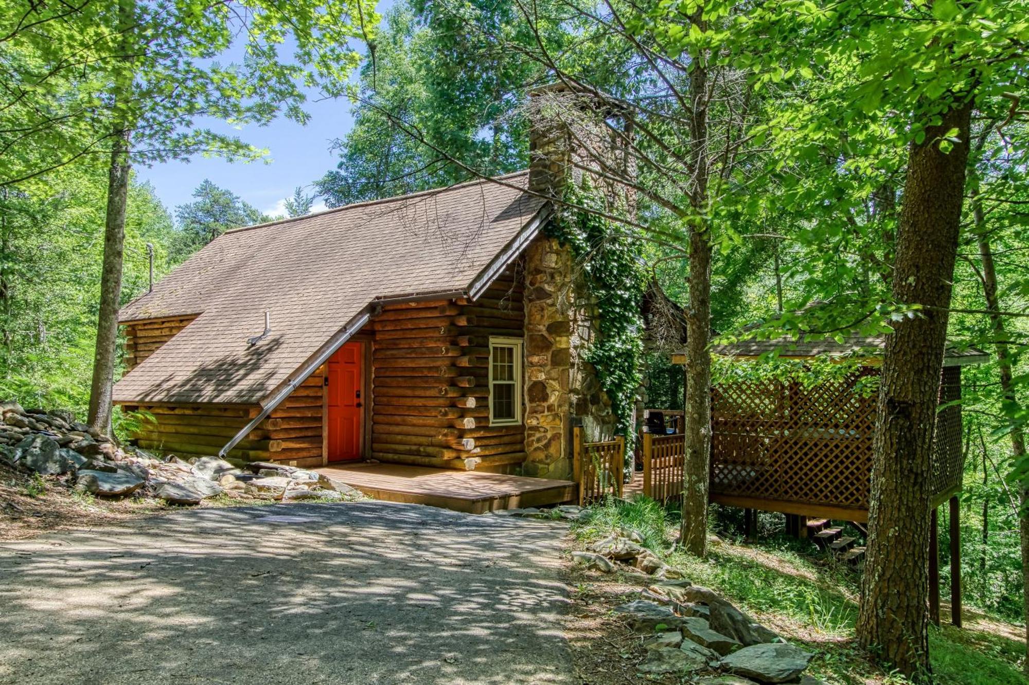 Very Private, Real Log With Hot Tub! Holiday home